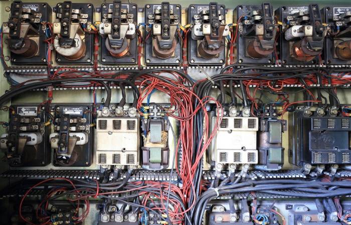 How a MOSFET can be Operated with, and It's Structure and Fundamentals